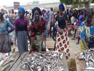 Au Tchad, après 26 ans de pouvoir, même le poisson en a assez du Président Idriss Déby et se fait très rare au marché de la capitale N’Djaména