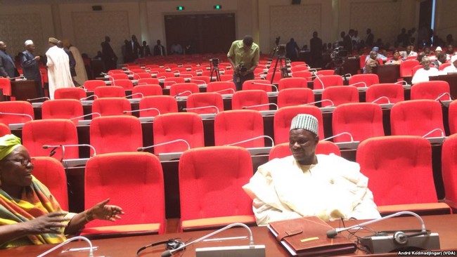 Au Tchad, 110 députés ont séché l’Assemblée ! Le Président Idriss Déby semble hésiter entre garder et virer le Premier ministre Pahimi Padacké Albert