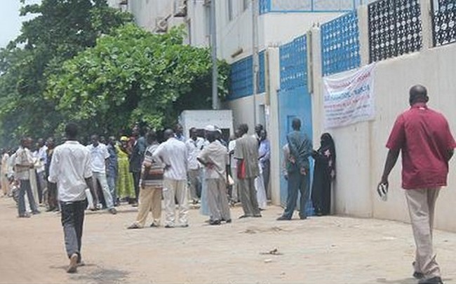 Au Tchad, le désespoir a poussé une centaine de jeunes chômeurs à brûler lundi leurs diplômes devant l’assemblée nationale