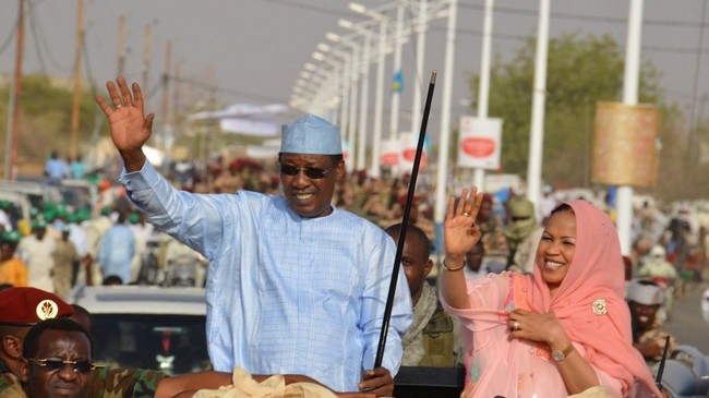 Au Tchad, le Président-Sultan Idriss Déby sommé par son clan de divorcer de la toute puissante Première Dame Hinda
