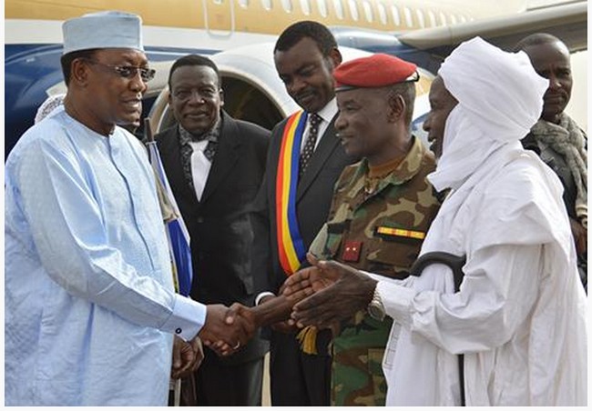 Tchad: le Président-Sultan Idriss Déby Itno en conclave avec les dignitaires de son clan à Am-Djaress