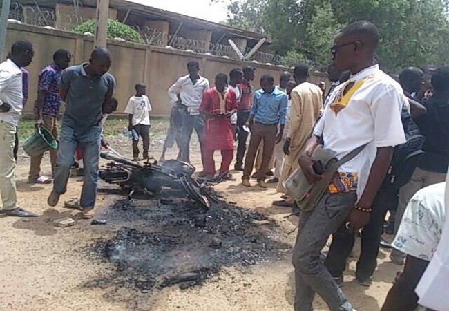 Tchad: en colère, les étudiants de l’université de N’Djaména ont tabassé leur président et mis le feu à sa moto lors d’une manifestation à Ardep Djoumal