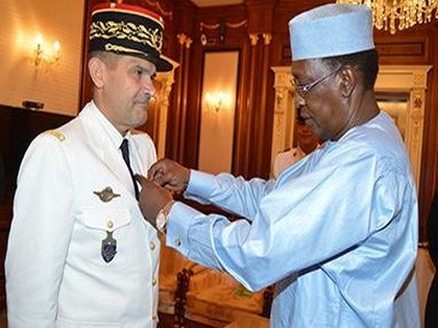 Tchad: le Président Idriss Déby décore le Commandant de l’opération Barkhane