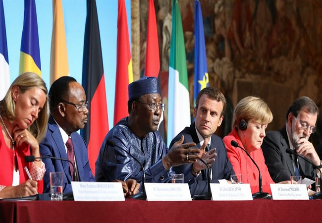 Le Président français Emmanuel Macron veut «examiner» les demandes d’asile des migrants dès le Tchad et le Niger
