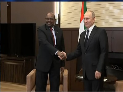 En visite en Russie, Omar el-Béchir demande à Poutine une protection du Soudan contre les États-Unis