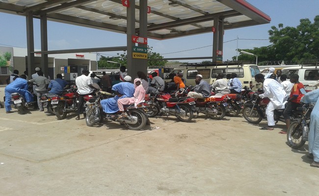 Tchad: après la baisse annoncée des salaires des fonctionnaires, le gouvernement confirme une hausse des taxes sur les carburants