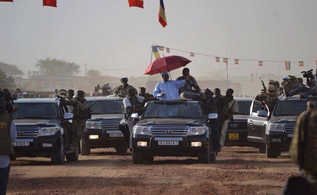 Insolite: le Président Idriss Déby a-t-il peur de se faire voler ses chaussures lors des cérémonies funéraires ?