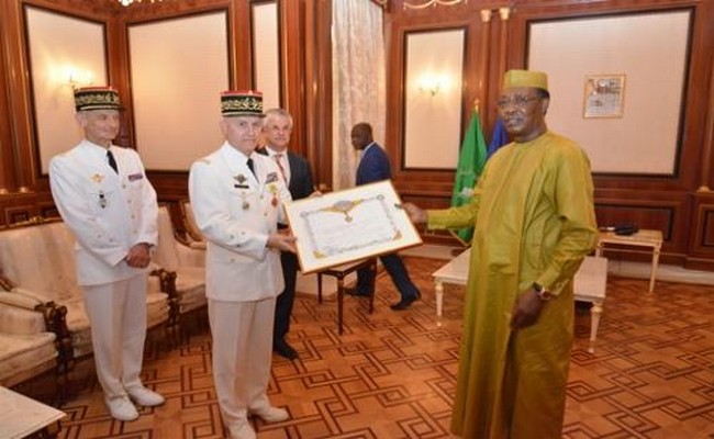 Tchad: le Commandant de l’opération Barkhane décoré par le Président Idriss Déby