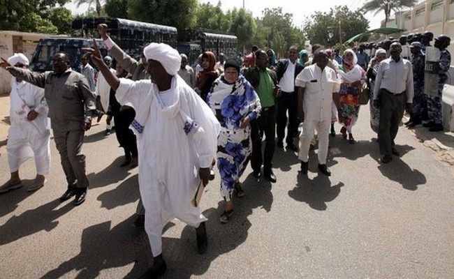 Les Soudanais se soulèvent contre la hausse du prix du pain: Omar El-Béchir décrète l’état d’urgence