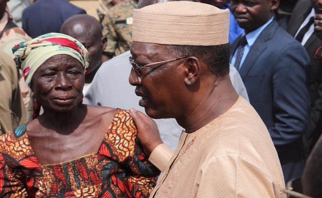 Le face-à-face entre Idriss Déby et une mère éplorée d’un des dix soldats tchadiens tués au Mali