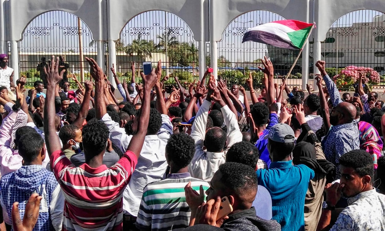 Pendant que les soudanais assiègent le Palais présidentiel à Khartoum, le comptable de la CNPS est abattu en passant devant le Palais rose à N’Djaména