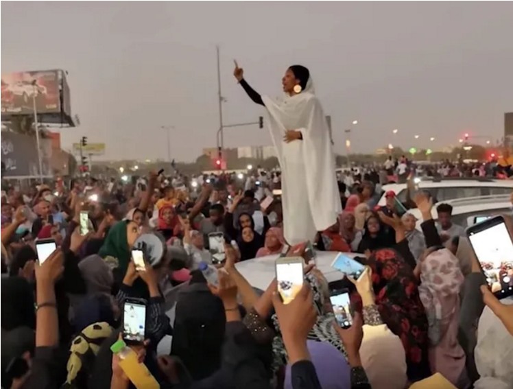 Soudan: qui est cette jeune étudiante vêtue de blanc qui mène la révolte contre Oumar el-Béchir ?