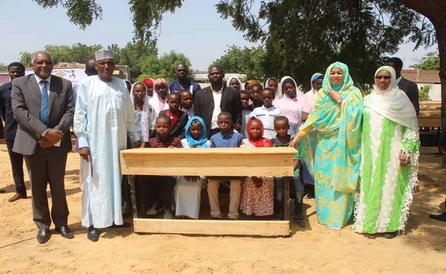 Tchad: la fondation de la Première Dame Hinda Déby offre au ministère de l’Education nationale 23 000 tables bancs achetées avec de l’argent public volé