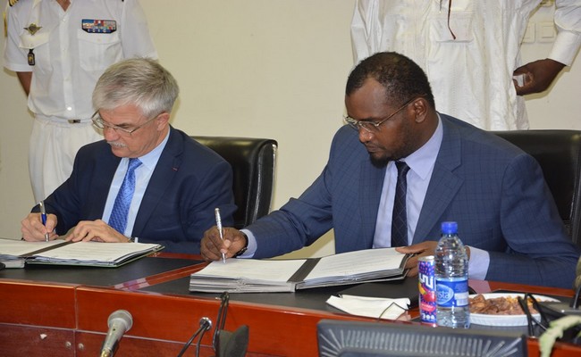 Signature de six conventions de coopération militaire entre le Tchad et la France