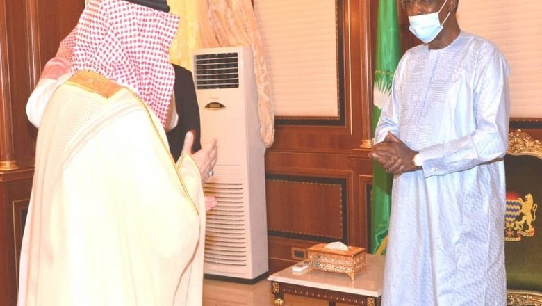 En tournée dans les pays du G5 Sahel, le ministre d’Etat saoudien des Affaires africaines reçu à N’Djaména par le Maréchal Idriss Déby